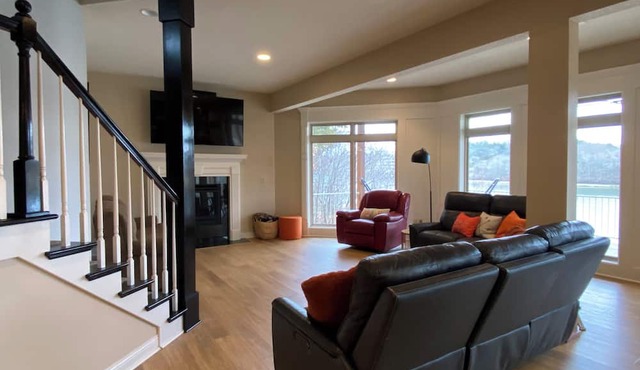 Lakefront House w/Pool, Boat Dock & views of Old Kinderhook Golf Course in Camdenton
