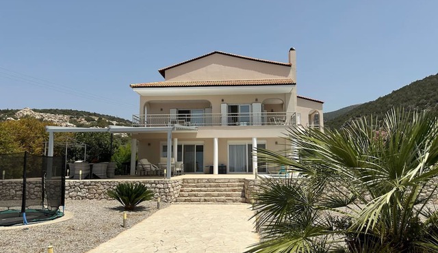 Anwesen "Villa Livadia" mit Infinity-Pool by Interhome