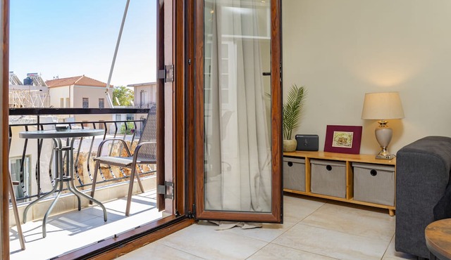 Harbour - 90sqm Spacious 2-Balcony Apt in Chania Old Town Parking Available 950m