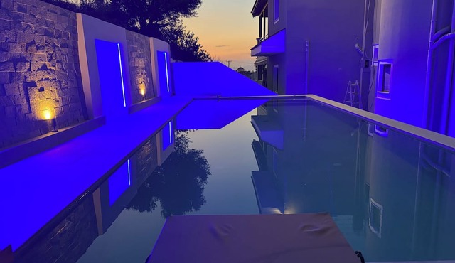 ✨ Erato Superior Suite: Your Modern Oasis 🏛️