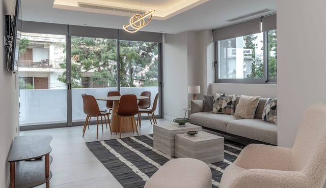 Spacious Riviera Apartment Walk to Beach & Cafés