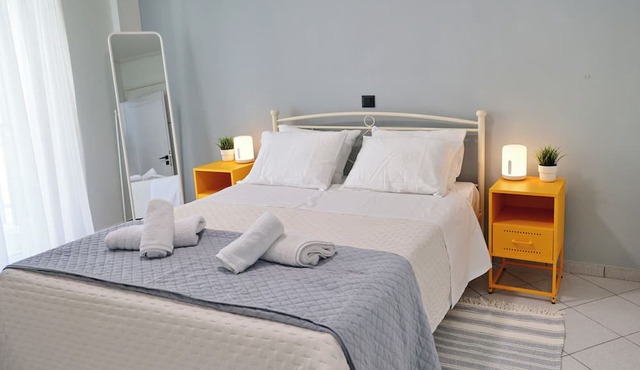 In the heart of Nafpaktos's city center, 50m from the sea and 5' from the port.