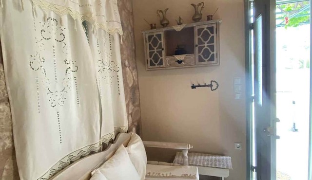 Grape Vine Apartment with Balcony, Wi-Fi and Air Conditioning