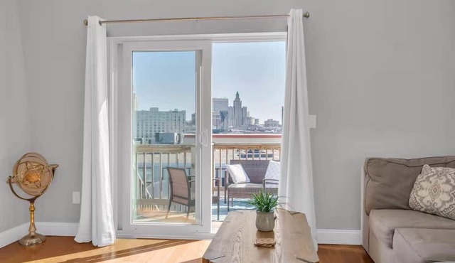 Jennifer’s Penthouse Panoramic City Views w/Deck in Providence