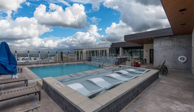 City Views! Luxury King bed/gym/pool+HTub/ in Salt Lake City