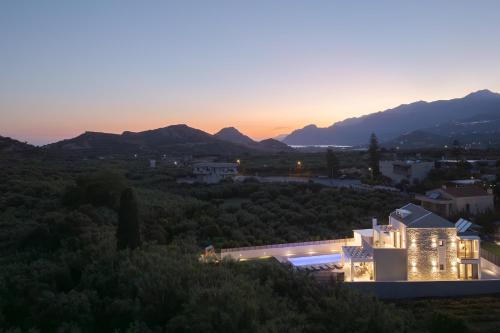 Del Sur Luxury Villa, Heated Pool & Utter Privacy, By ThinkVilla