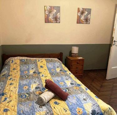 Private room for 3 in a dorm 5' from metro
