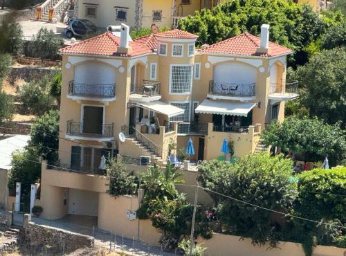 Villa Tzitzifies