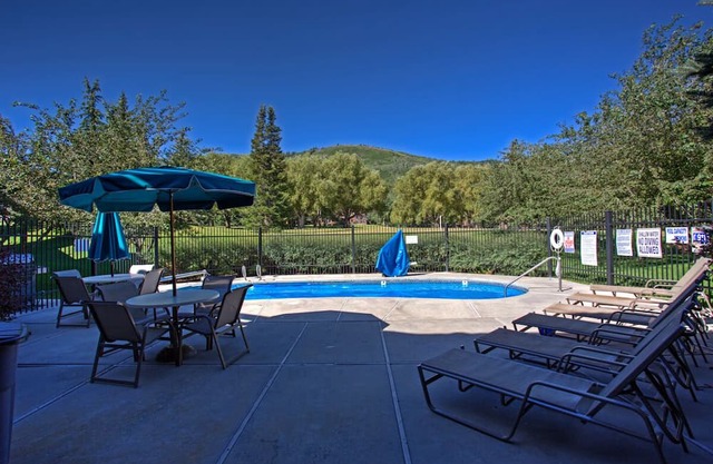 All Seasons Condo -Sleeps 6 - 2 King beds! in Park City